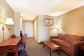 Days Inn & Suites by Wyndham Wynne