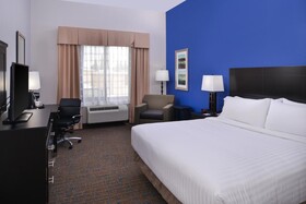 Holiday Inn Express & Suites Bakersfield Airport