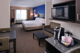 Holiday Inn Express & Suites Bakersfield Airport