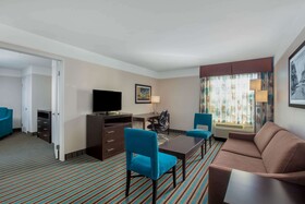La Quinta Inn & Suites by Wyndham Bakersfield North 8858 Spectru