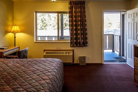 Charm Motel & Suites