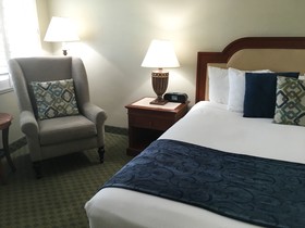 La Avenida Inn