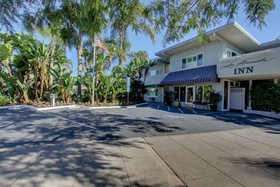 La Avenida Inn