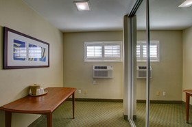 La Avenida Inn