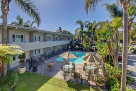 La Avenida Inn