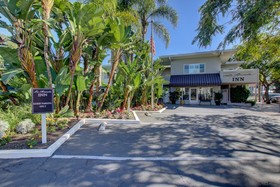 La Avenida Inn