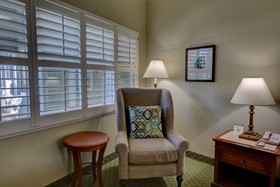 La Avenida Inn