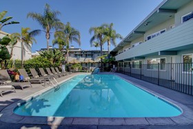 La Avenida Inn
