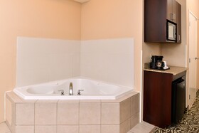 Holiday Inn Express & Suites Fresno (River Park) Hwy 41