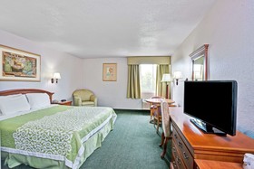 Days Inn & Suites by Wyndham Fullerton