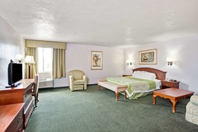 Days Inn & Suites by Wyndham Fullerton