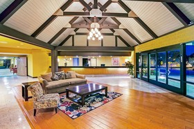 Days Inn & Suites by Wyndham Fullerton