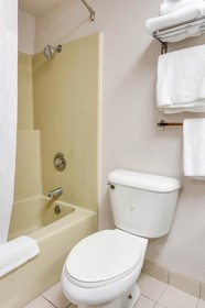 Days Inn & Suites by Wyndham Fullerton