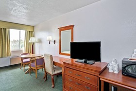 Days Inn & Suites by Wyndham Fullerton