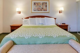 Days Inn & Suites by Wyndham Fullerton
