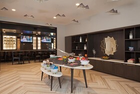 H Hotel Los Angeles Curio Collection by Hilton