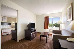 Days Inn and Suites by Wyndham Rancho Cordova
