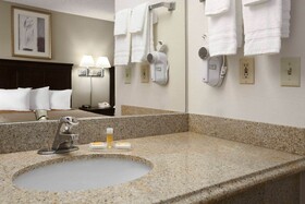 Days Inn and Suites by Wyndham Rancho Cordova