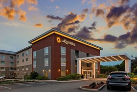 La Quinta Inn & Suites by Wyndham San Francisco Airport N