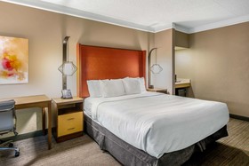 La Quinta Inn & Suites by Wyndham San Francisco Airport N