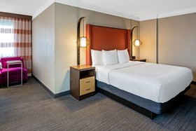 La Quinta Inn & Suites by Wyndham San Francisco Airport N