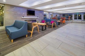 La Quinta Inn & Suites by Wyndham Orange County Airport