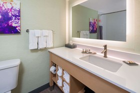 La Quinta Inn & Suites by Wyndham Orange County Airport
