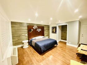 Casa Blanca Inn & Suites
