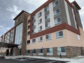 Holiday Inn Express & Suites Denver - Aurora Medical Campus