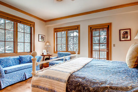 Oxford Court by Beaver Creek Mountain Lodging