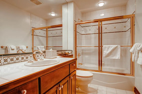 Oxford Court by Beaver Creek Mountain Lodging