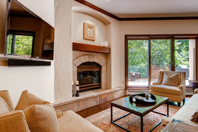 Oxford Court by Beaver Creek Mountain Lodging