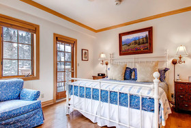 Oxford Court by Beaver Creek Mountain Lodging