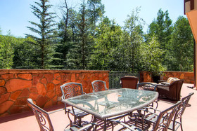 Oxford Court by Beaver Creek Mountain Lodging