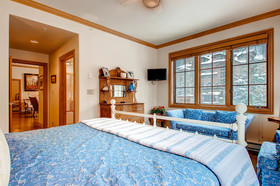 Oxford Court by Beaver Creek Mountain Lodging