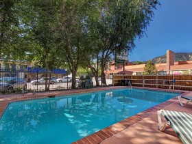 Boulder University Inn