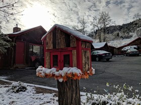 Foot Of The Mountain Motel
