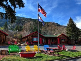 Foot Of The Mountain Motel