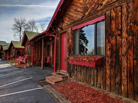 Foot Of The Mountain Motel