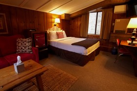 Foot Of The Mountain Motel