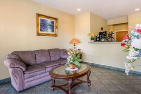 Econo Lodge Airport