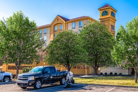 La Quinta Inn & Suites by Wyndham Colorado Springs South AP