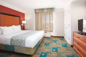 La Quinta Inn & Suites by Wyndham Colorado Springs South AP