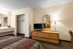 Rodeway Inn & Suites