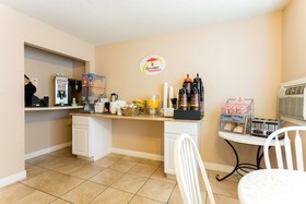 Super 8 by Wyndham Cos/Hwy. 24 E/PAFB Area