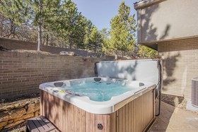 Verdant Oasisluxury, Traveler's Home W/hottub!