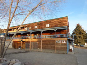 The Hitching Post Hotel And Farm Store
