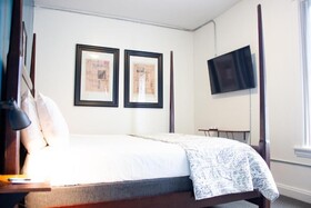 11th Avenue Hotel and Hostel