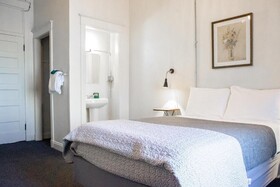 11th Avenue Hotel and Hostel
