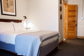 11th Avenue Hotel and Hostel